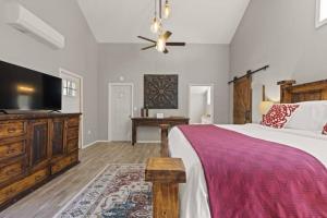 une chambre avec un grand lit et une télévision à écran plat dans l'établissement Baca Cabin Near Compton, Ponca, Buffalo River, Trails, à Compton