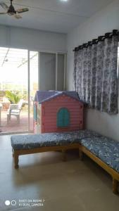 una camera con un letto e una casa sopra di MARS Jungle Adventure Stud Farm with Private Jacuzzi a Narsinge Altre 37 foto