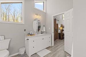 une salle de bain blanche avec un lavabo et un miroir dans l'établissement Baca Cabin Near Compton, Ponca, Buffalo River, Trails, à Compton 57 autres photos