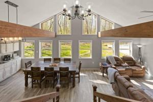 une salle à manger et un salon avec une table et des chaises dans l'établissement Baca Cabin Near Compton, Ponca, Buffalo River, Trails, à Compton