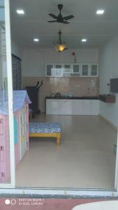 Cucina o angolo cottura di MARS Jungle Adventure Stud Farm with Private Jacuzzi