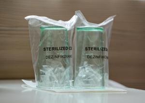 twee heldere glazen vazen op een witte tafel bij Garni Hotel Krevet&Dorucak in Niš