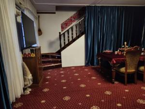 une chambre avec un escalier, une table et des chaises dans l'établissement Heyvah - Guest House in Tashkent, à Tachkent