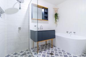 ein Badezimmer mit einem schwarzen Waschbecken und einer Badewanne in der Unterkunft The Waterfront on Teal in Sussex inlet