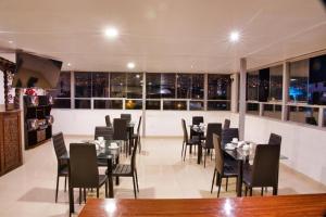 un ristorante con tavoli e sedie e vista sulla città di Hotel Joram a Cuzco