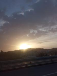 Alba o tramonto visti dall'interno dell'affittacamere o dai dintorni