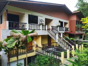 Rattana's Resort的阳台或露台