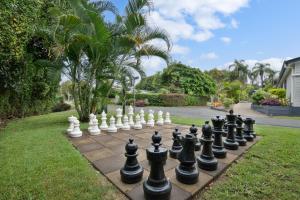 un tablero de ajedrez gigante en un jardín en Tasman Holiday Parks - Fisherman's Beach, en Emu Park