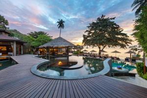 un complejo con piscina y restaurante en SAii Koh Samui Choengmon en Choeng Mon Beach