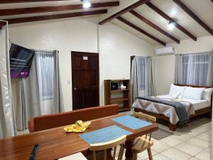 Zimmer mit einem Bett, einem Tisch und einem Bett sowie einem Esszimmer in der Unterkunft Loma Real Hot Springs Bed & Breakfast in Fortuna
