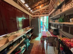 eine Küche mit einem Tisch und einem Kühlschrank in der Unterkunft Sea la vie casita in Las Peñitas