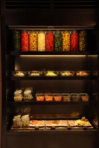 un frigorifero pieno di diversi tipi di cibo di Crowne Plaza Jinan Runhua a Jinan