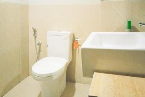 Ένα μπάνιο στο RedLiving Apartemen Bogor Icon - Sehati Room Tower Alpine +16 φωτογραφίες