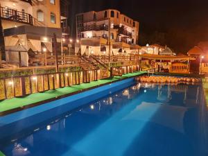 ein großer Swimmingpool in der Nacht mit Gebäuden im Hintergrund in der Unterkunft Travely Hotel Gapyeong in Gapyeong