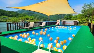 加平的住宿－Travely Hotel Gapyeong，游泳池里放着一堆球