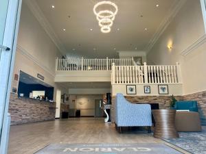 eine Lobby mit einer Treppe und einem blauen Stuhl in der Unterkunft Clarion Suites Anchorage Downtown in Anchorage