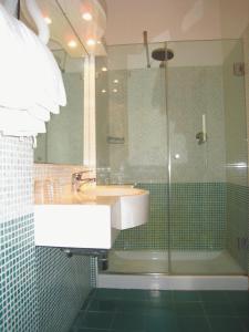 A bathroom at UNAHOTELS Imperial Sport Hotel