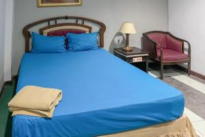 Кровать или кровати в номере RedDoorz near Mitra Plaza Kota Banjarmasin