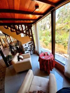 ein Wohnzimmer mit 2 Sofas und einem Tisch in der Unterkunft Hotel Humantay Lodge Ollantaytambo in Ollantaytambo