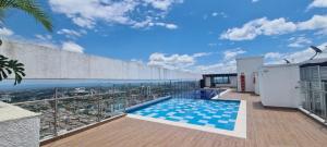 ein Balkon mit Swimmingpool an einem Gebäude in der Unterkunft Estadía Familiar in Ibagué