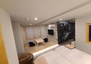 un grand salon avec un canapé blanc et une chambre avec dans l'établissement Koyado Enn, à Toyooka