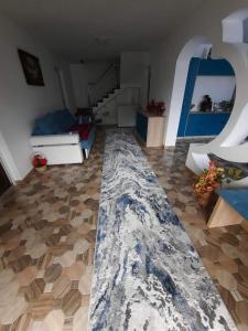 sala de estar con alfombra en el suelo en Cabana Cosmina &Milan, en Câmpeni
