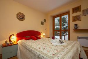 ein Schlafzimmer mit einem Bett mit einem Paar Schuhe darauf in der Unterkunft Appartement Beauregard 1 - Happy Rentals in Les Houches