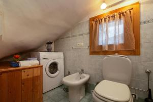 ein Badezimmer mit Toilette und Waschmaschine in der Unterkunft Appartement Beauregard 1 - Happy Rentals in Les Houches + 20 Fotos