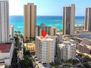 eine Stadt mit einem roten Schild auf einem Gebäude in der Unterkunft 2BR-2BA Close to Waikiki Beach with Free Parking! in Honolulu + 92 Fotos