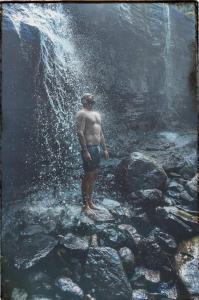 Gestir sem dvelja á Knuckles Backpackers Hut with waterfall view