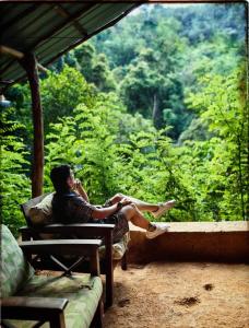 Gestir sem dvelja á Knuckles Backpackers Hut with waterfall view