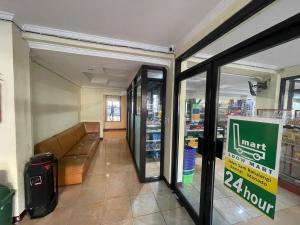 une entrée de magasin avec un canapé dans une pièce dans l'établissement RedDoorz at Jalan Sam Ratulangi Manado, à Manado