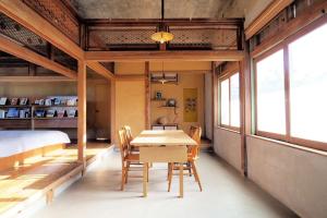 Habitación con cama, mesa y sillas. en Miyakojima - House - Vacation STAY 77627v, en Sawada
