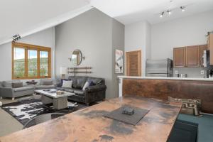 een woonkamer met een bank en een tafel bij Select Unit 1709 - 2BR - Zephyr Mountain Lodge condo in Winter Park