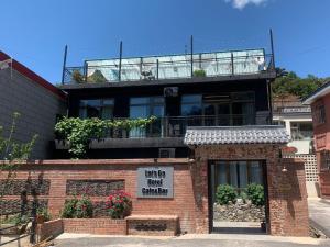怀柔Beijing MutianyuGreat Wall Let'sgo Hotel&Bar的一栋建筑上有一块牌子，上面写着“不要找教堂”