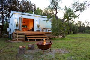 una piccola casa con un focolare nel cortile di Hunter Valley Vineyard Cabin by Outpost a Pokolbin