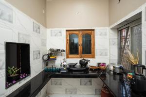 Kuchyňa alebo kuchynka v ubytovaní 4BHK Shruti Home Stay