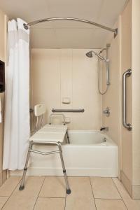 eine weiße Badewanne im Bad mit Dusche in der Unterkunft Holiday Inn Express Winston-Salem, an IHG Hotel in Winston-Salem