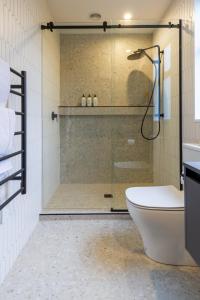 Un baño con ducha, inodoro y lavabo. en Stylish 3 Bedroom Home in Prime City with Garage, en Christchurch 38 fotos más