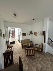 パカズマヨにあるLa Arteza Pacasmayoのリビングルーム(ソファ、椅子、テーブル付)
