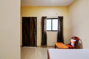 um quarto com uma cama, uma cadeira e uma janela em OYO Hotel Lake View em Rānchī