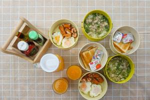 a group of bowls of food on a counter at Beung Sampathuan Nakornchaisri Resort in Ban Laem Bua