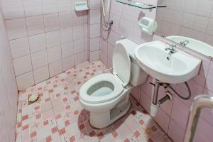 The Prince Hotel في بيتسانولوك: حمام وردي مع مرحاض ومغسلة