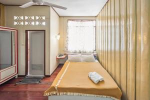 The Prince Hotel في بيتسانولوك: غرفة نوم بسرير كبير مع نافذة