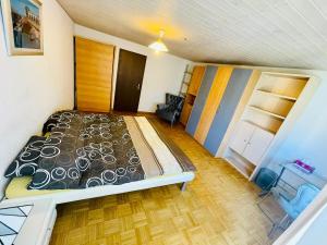 Кровать или кровати в номере Sehr gemütliches und gepflegtes Zimmer 8 Km von Bern-City