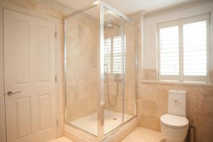A bathroom at Veeve - Two Bed Maisonette in Chelsea 