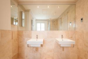 A bathroom at Veeve - Two Bed Maisonette in Chelsea 