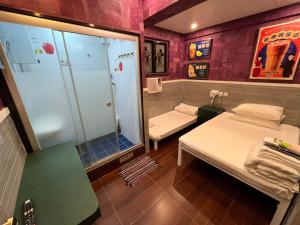 Giường trong phòng chung tại Hop Inn on Nathan Road