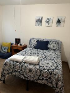 Tobyhanna的住宿－Oceans - KING BED Cabin Loft & Fireplace，一间卧室配有一张带毯子和枕头的床。