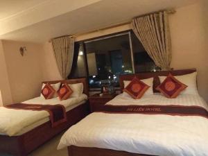 Una habitación de hotel con dos camas y una ventana. en Ba Liên Hotel Sapa - by Bay Luxury, en Lào Cai